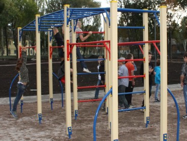 Детский спортивний комбинированный комплекс возле школы