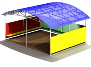 Беседка с голубой крышей из поликарбоната