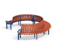 Изогнутая красно-синяя скамья со спинкой в форме неполного круга